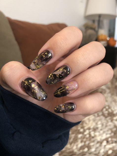 Smokey Marble Nails, Nails With Gold Flecks, Marble Nails With Gold Flakes, Black And Golden Nails, Marble Nails With Gold, Nails With Gold Flakes, Feminine Things, Black Gold Nails, Nails With Gold