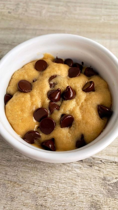 fitwafflekitchen on Instagram: MICROWAVE MUG COOKIE 😍 If you’re ever looking for a super fast, super delicious, warm, gooey cookie that takes less than 5 minutes to… Microwave Mug Cookie, Fitwaffle Kitchen, Microwave Chocolate Chip Cookie, Cookie Mug, Mug Cookie, Chocolate Chip Mug Cake, Microwave Mug, Mums Wedding, Cookie In A Mug