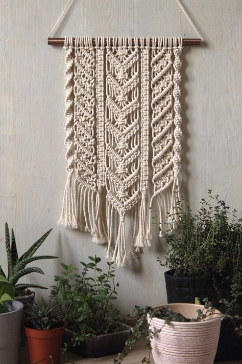 Simpul Makrame, Pola Macrame, Macrame Wall Hanging Tutorial, Macrame Wall Hanger, Crochet Wall Art, Free Macrame Patterns, Macrame Knots Tutorial, Macrame Supplies, Macrame Knots Pattern