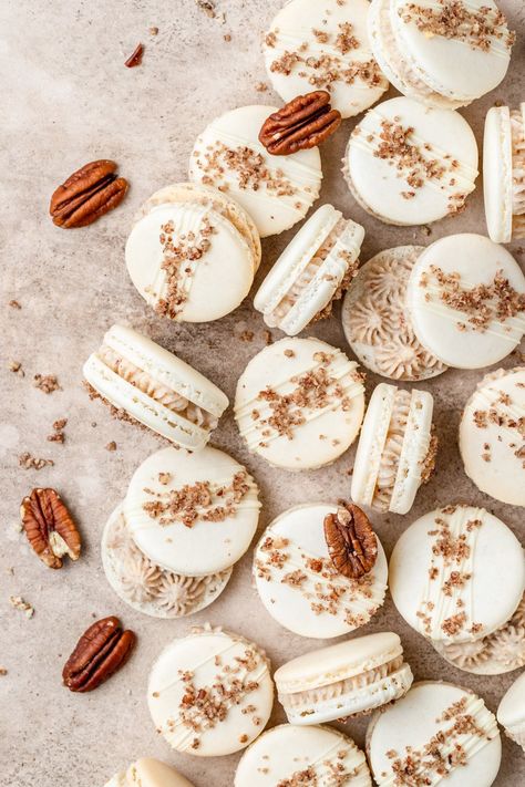 These butter pecan macarons have a light, macaron shell filled with a brown butter pecan buttercream, then drizzled with white chocolate! They have that classic southern butter pecan flavor in every bite! Boho Macarons, Pecan Macarons, Pecan Butter, Macaron Flavors, Butter Extract, How To Make Brown, Macaron Recipe, Baking Gifts, Butter Pecan