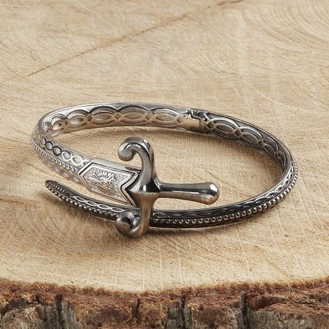 Silver metal bracelet decorated wristwear. قلادات متدلية, Silver Bracelet Designs, Surf Yoga, Mens Silver Jewelry, Mens Gold Jewelry, Mens Bracelet Silver, Jewelry Bracelets Silver, Mens Gold Bracelets, Funky Jewelry