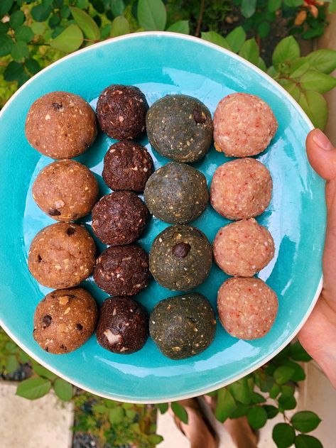 meet the source bliss balls (four recipes!) Endo Recipes, Meet Balls, Healthy Desserts Gluten Free, No Bake Balls, Shut The Kale Up, Protein Balls Healthy, Fruit And Nut Bars, Protein Balls Recipes, Snack Bites