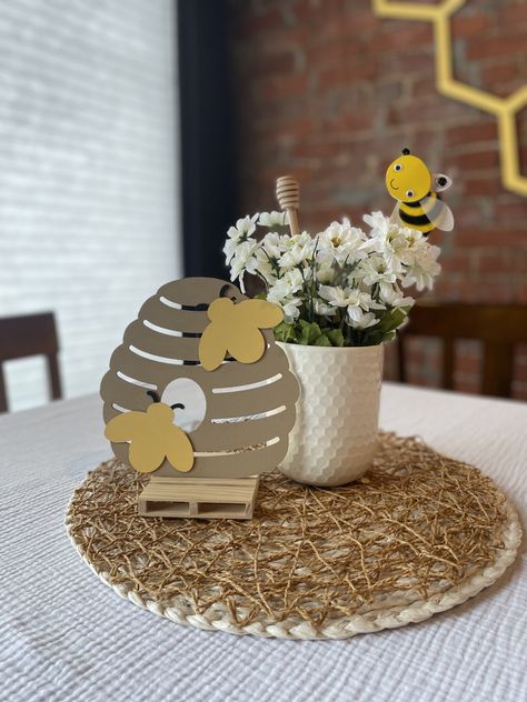 Bee Gender Reveal Centerpiece Ideas, Honeybee First Birthday Party, Bee Themed Centerpieces, Bee Hive Centerpiece, Bee Centerpiece Ideas, Bee Table Decor, Bee Baby Shower Centerpieces, Baby Shower Ideas Decorations, Bee Themed Gender Reveal