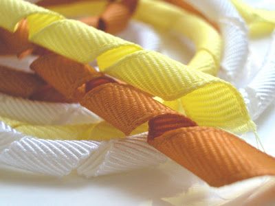 zakka life: How To Curl Fabric Ribbon How To Curl Ribbon, Volleyball Ribbons, Diy Curls, Ribbon Curls, Ribbon Sculptures, Homemade Bows, Fabric Stiffener, Gift Wrapping Inspiration, Glass Paint