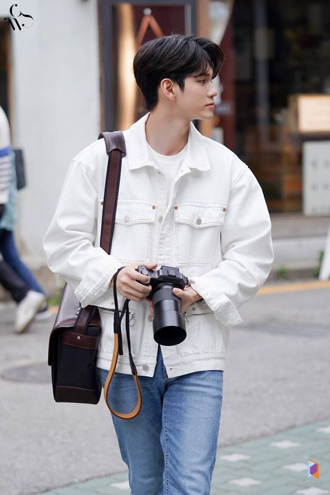 Holding A Camera, Outfits For Teenage Guys, Photographer Outfit, Ong Seung Woo, Male Portrait Poses, Face Swap, Ong Seongwoo, Cool Outfits For Men, Men Fashion Casual Outfits