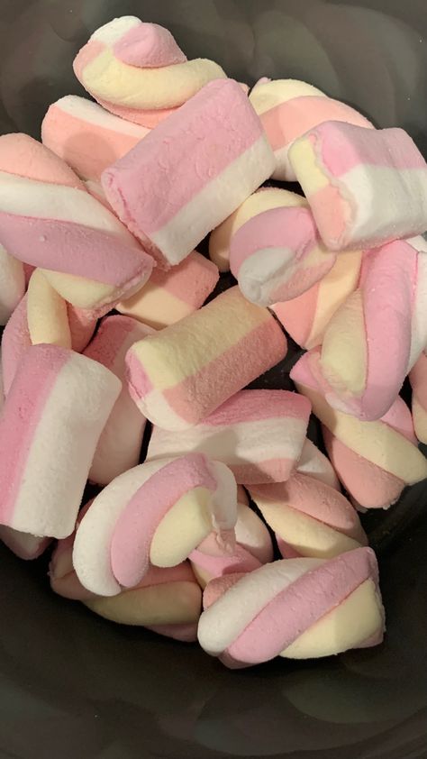 Marshmello Recipe, Marshmallow Aesthetic, Marshmallow Twists, Pink Marshmallows, Food Captions, Junk Food Snacks, Tasty Recipes Videos, Chocolate Caliente, Breakfast Snacks