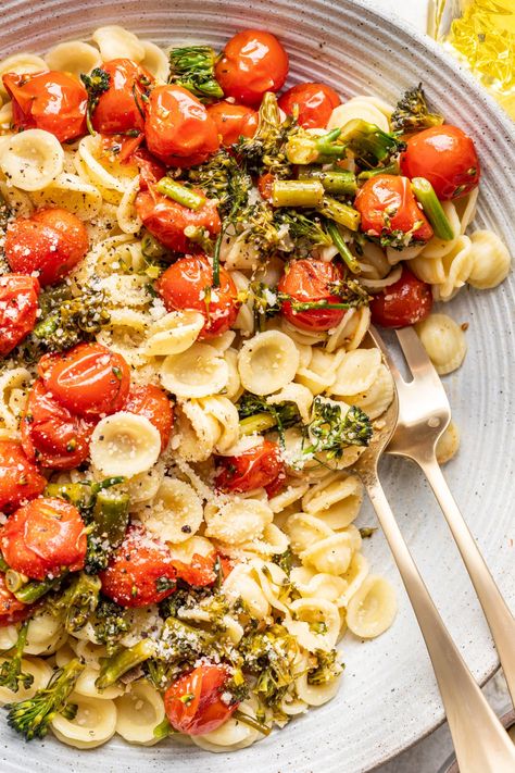 Roasted Burst Tomato Pasta - Life is but a Dish Burst Tomato Pasta, Burst Tomato, Roasted Tomato Pasta, Roasted Tomato, Tomato Pasta, Clean Eats, Roasted Tomatoes, Food Blog, Clean Eating