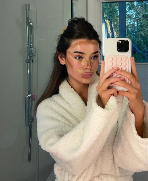 Simple Selfie Ideas, Mirror Instagram Story, Natural Simple Makeup, Makeup Winter, Cat Eye Eyeliner, Pretty Robes, Better Everyday, Dirty Mirror, Outfit Minimalist