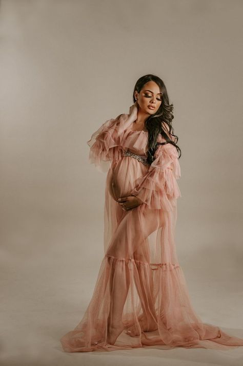 Maternity Robe Photoshoot, Pregnancy Selfie, Maturity Pictures, Outfits For Pictures, Maternity Robes, Maternity Gowns For Photoshoot, Vestidos Para Baby Shower, Off Shoulder Maternity Dress, Tulle Maternity Dress