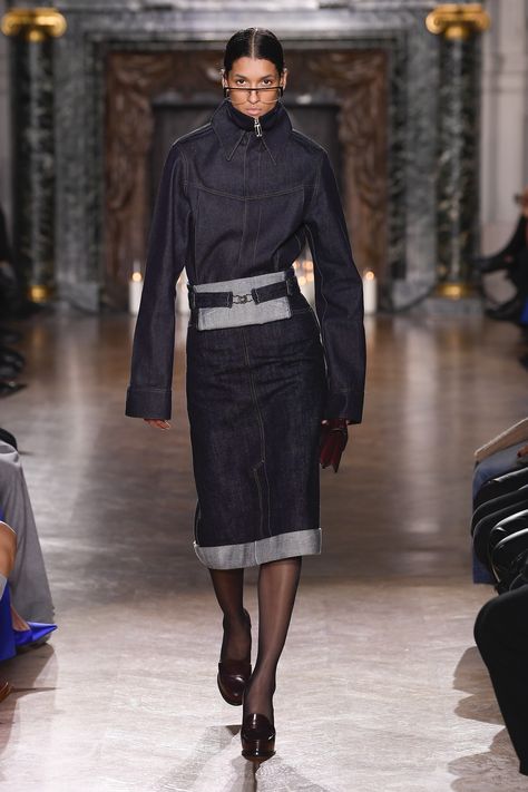 Victoria Beckham Fall Winter 2024-25 Fashion Show Victoria Beckham Style, Fall Winter 2024, Fashion Show Collection, Winter 2024, Business Outfits, Fall 2024, Large Fashion, Office Outfits, Black Outfit