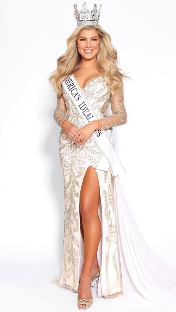 Pageant Poses Photography, Pageant Queen Photoshoot, Farewell Pics, Pageant Photoshoot Ideas, Pageant Poses, Beauty Pageant Dress, Crown Photoshoot, Pageant Photoshoot, Pageant Pictures