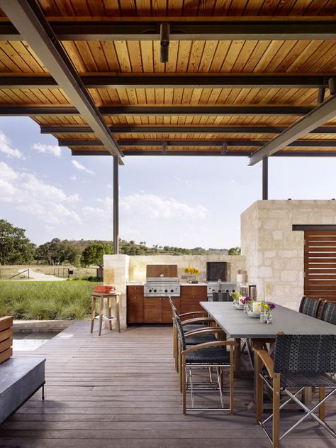 Stunning open air pavilion in Texas: Story Pool House Pool Pavilions, Modern Cabana, Pergola Metal, Lake Flato, Rustic Outdoor Kitchens, House Lake, Indoor Outdoor Kitchen, Outdoor Kitchen Appliances, Outdoor Kitchen Decor