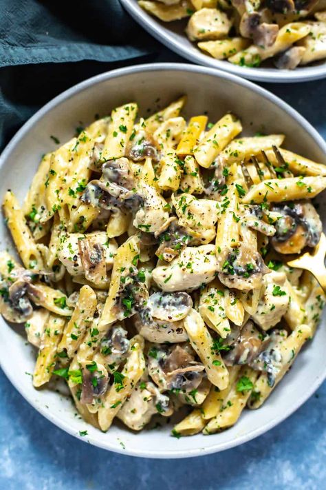 This Lighter Instant Pot Chicken Alfredo is made with half the cream and mushrooms for some extra added veggies - it's a healthier version of the classic pasta dish! Alfredo Meal Prep, Instant Pot Alfredo, Instant Pot Chicken Alfredo, Chicken Mushroom Pasta, Mushroom Recipes Pasta, Instant Pot Pasta Recipe, Pasta Noodle Recipe, Chicken Alfredo Recipes, Pot Dinners