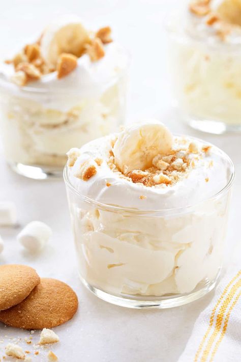 Banana Cream Pie Fluff - My Baking Addiction Banana Cream Pie Fluff, Banana Pudding From Scratch, Banana Cream Pudding, Homemade Banana Pudding, Fluff Desserts, Dessert Simple, Huevos Fritos, Banana Cream Pie, Vanilla Wafers