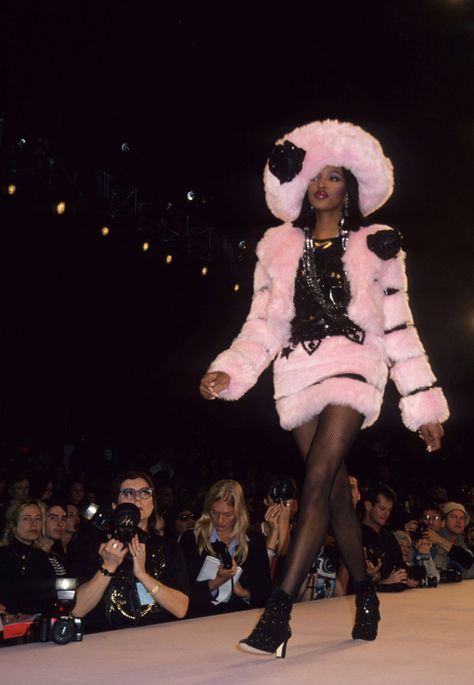 Meet Anna Sui’s Model Clique: Naomi Campbell, Linda Evangelista, and More | W Magazine | Women's Fashion & Celebrity News Nyfw Runway Aesthetic, Paris High Fashion, Black Women Runway, Naomi Campbell 90s Runway, Fashion Aesthetics Types, Iconic Runway Looks, 80s High Fashion, Naomi Campbell Runway, 90s High Fashion