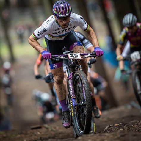 Nino Schurter (@nschurter) • Fotos y videos de Instagram Xc Mountain Bike, Action Pictures, Super Bike, Bike Mountain, Biking Outfit, Mtb Bike Mountain, Mountain Bikes, Mtb Bike, Super Bikes