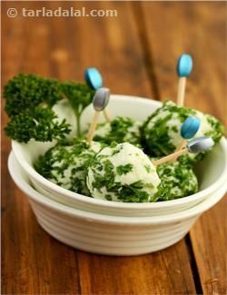 Parsley and cottage cheese balls is simplicity incarnate, yet it brings out the beauty in simplicity so perfectly well. This cold snack is ready in minutes and involves a simple procedure of rolling balls of a paneer mixture into chopped parsley and refrigerating for an hour. This is a perfect starter for a summer garden party. Corn Balls Recipe, Indian Starter Recipes, Cottage Cheese Balls, Corn Balls, Cheese Balls Recipe, Cold Snack, Paneer Cheese, Potato Balls, Corn Cheese