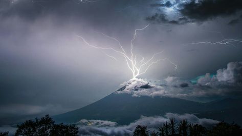 Vulcano Che Erutta, Pacaya, Ebook Reader, Mount Rainier, Guatemala, Mount Everest, Natural Landmarks, Travel, Nature