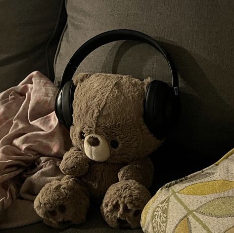 Teddy Profile Pic, Stuffed Animal Icon Aesthetic, Teddy With Headphones, Teddy Bear Asthetic Picture, Teddy Bear With Headphones, Stuffed Animal With Headphones, Teddy Bear Profile Picture, Teddy Bear Aesthetic Pfp, Stuffed Bear Aesthetic