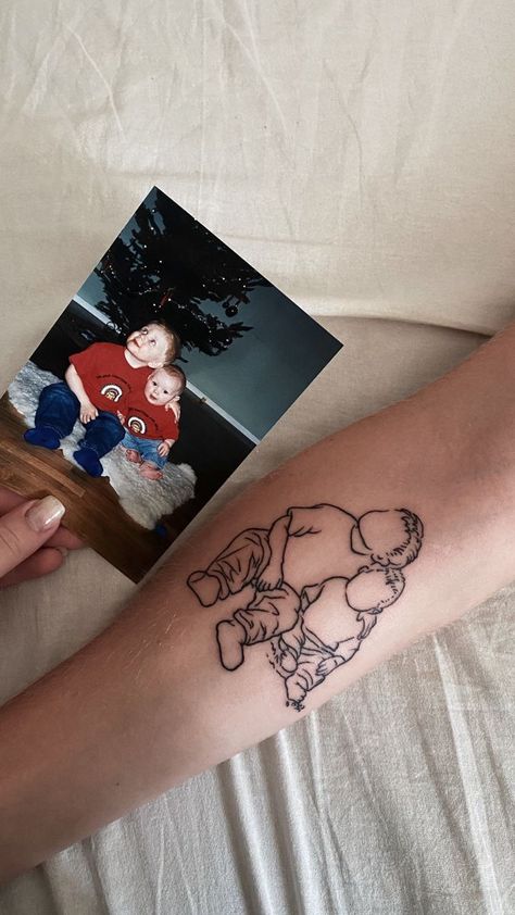 Sibling Silhouette Tattoo, Aesthetic Family Tattoo, Silhouette Tattoos Family, Outline Of Picture Tattoo, Picture Outline Tattoo, Brother Tattoo Ideas, Brother Tattoo, Cupid Tattoo, Brother Tattoos