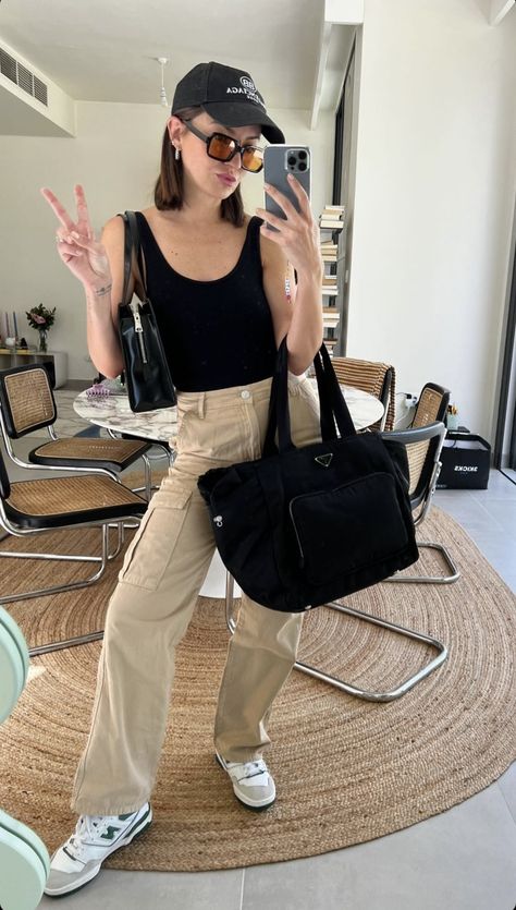 Architect Clothing Style, School Outfits Cargo Pants, Cargo Pants Outfit Summer, Beige Cargo Pants Outfit, Outfits Cargo Pants, Outfits Cargo, Pants Outfit Summer, Uni Fits, Beige Cargo Pants