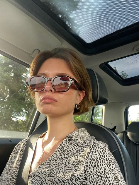 Short Bob Fashion Outfits, Short Hair Sunglasses, Bob With Layers Straight Hair, Brown Sunglasses Outfit, Old Money Bob, Leo Jewelry, Easy Work Hairstyles, Car Selfie, Selfie Inspo