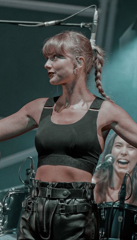 Taylor Swift Confident, Spicy Taylor Swift, Taylor Swift Practicing For Eras Tour, Taylor Swift Muscles, Emo Taylor Swift, Taylor Swift Recent, Boyfriend Taylor Swift, Bf Taylor, Taylor Swift 壁紙