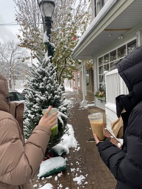 Winter Aesthetic Small Town, Coffee Shop Winter Aesthetic, Winter Small Town Aesthetic, Cafe Winter Aesthetic, Winter Coffee Shop Aesthetic, Seattle Winter Aesthetic, Christmas Coffee Shop Aesthetic, Winter College Aesthetic, Winter Semester Aesthetic