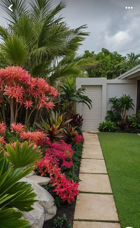 Florida Garden Ideas, Tropical Landscaping Front Yard, Garden Kitchens, Stunning Landscaping, Tropical Backyard Landscaping, Lawn Designs, Small Tropical Gardens, Outdoor Makeover, Balinese Garden