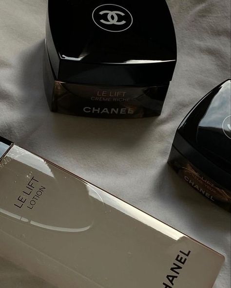 #Chanel #Creme #Le lift #Creme Yeux #Chanel face creme Brianna Smith, Parisian Makeup, French Girl Makeup, Chanel Skincare, Parisian Beauty, Chanel Fragrance, Face Care Routine, Beauty Corner, Cream Aesthetic