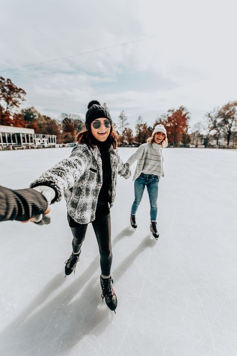 Ice Skating Photo Ideas, Cute Ice Skating Outfit, Ice Skating Photoshoot, Ice Skating Photos, Skate Wallpaper, Ice Skating Date, Ice Skating Photography, Skating Date, Ice Skating Pictures