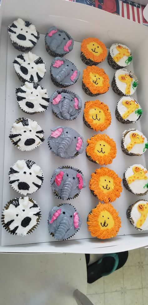 Jungle Animal Cupcakes, Cupcakes Jungle Theme, Safari Birthday Cupcakes, Safari Themed Cupcakes, Jungle Animal Cookies, Safari Birthday Party Food, Animal Cupcakes Easy, Jungle Theme Cupcakes, Zoo Animal Cupcakes