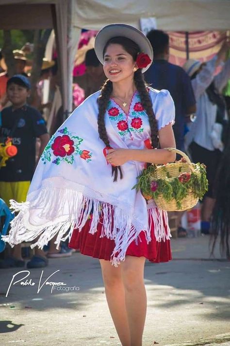 Admiring Latina Cultural Dress Peruvian Dress, Peruvian Clothing, Latina Clothes, Latina Outfits, Mexican Fashion, Latina Fashion, Girl Celebrities, Fashion Costume, Bolivia