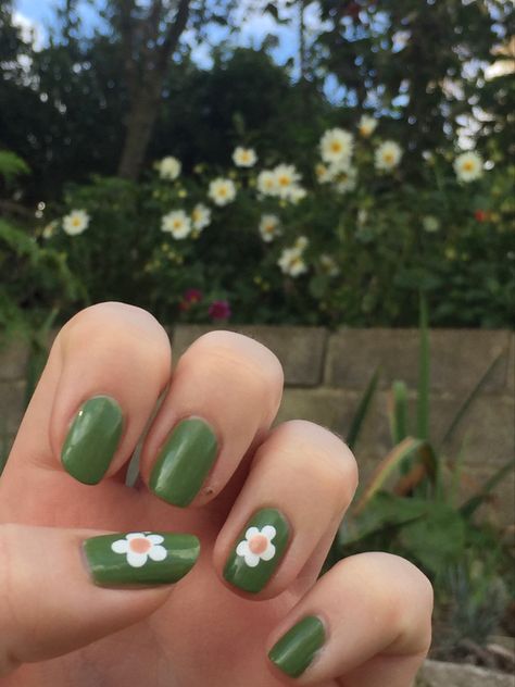 Green Nail With Flower, Simple Nails Design Green, Green Cottage Core Nails, Green Flowers Nails, Nail Art Simple Green, Retro Green Nails, Simple Nail Flower, Spring Hippie Nails, Simple Nails Flower