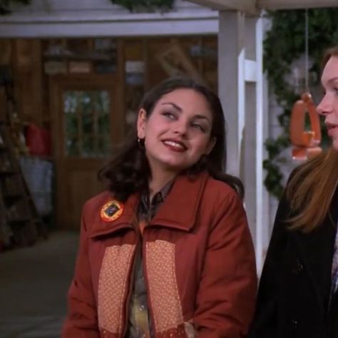 Jackie Burkhart’s closet on Instagram: “|| S2 EP 15 || burnt orange patchwork bomber jacket || murky green button up shirt || brown trousers || gold hoop earrings || probably…” Jackie Burkhart Icons, Hair Styles Halloween, 70s Fashion Hair, That 70s Show Outfits, 70s Show Outfits, Jackie Burkhart Outfits, Jackie That 70s Show, Fashion Hair Styles, Jackie Burkhart