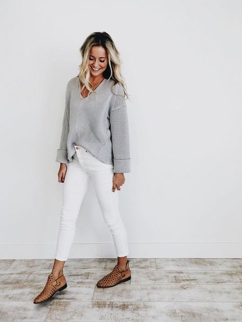 Casual outfit. White jeans and oversized sweater Casual White Jeans Outfit, White Jeans Outfit Spring, How To Wear White Jeans, Jeans Outfit For Work, White Skinnies, White Jeans Outfit, Outfits Woman, Fashion Edgy, Mode Boho