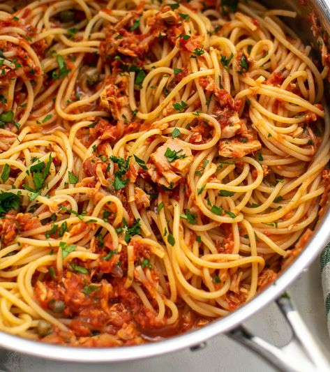 Spaghetti with Tuna and Tomatoes Tomato Tuna Pasta, Fish Spaghetti, Tuna Spaghetti Recipe, Tuna Spaghetti, Greek Spaghetti, Italian Tuna, Spagetti Recipe, Nutrition Goals, Spaghetti Sauce Recipe