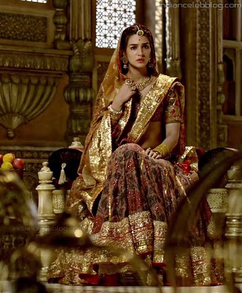 Indian Royal Dress For Women, Vintage Indian Outfits, Royal Indian Outfits, Indian Royal Outfits, Royal Indian Aesthetic, Indian Royalty Aesthetic, Modern Royal Outfits, Vintage Lehenga, Indian Royalty