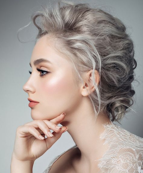 15 Trendsetting Bridal Hairstyles for Grey Hair in 2023 Wedding Hairstyles For Grey Hair, Grey Hair Updos, Hairstyles For Grey Hair, Fishtail Braid Wedding, Easy Straight Hairstyles, Glamorous Wedding Hair, Blonde Bride, Top Pictures, Loose Updo