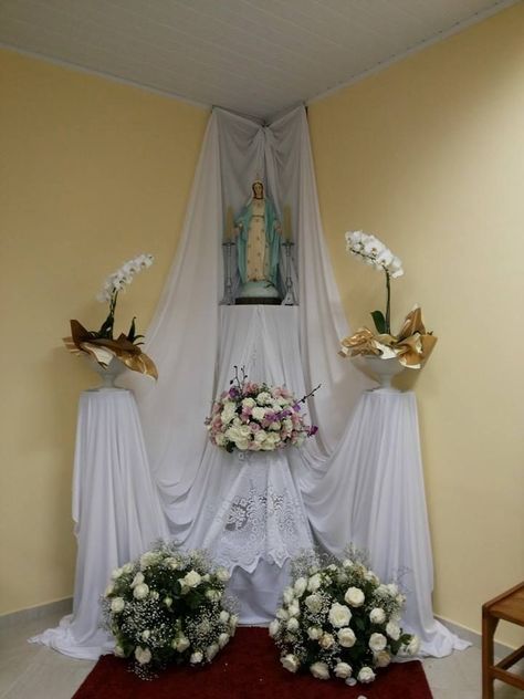 Advent Decorations, Simple Birthday Decorations, Big Table, Church Flowers, Prayer Room, Altar Decorations, Church Decor, Blessed Mother, Mother Mary