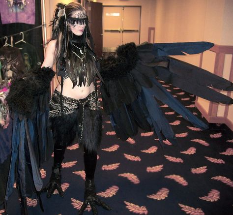 The whole feel of this is rad as hell. (Raven Harpy by K-einess on deviantART) Raven Harpy, Raven Halloween Costume, Raven Costume, Crow Costume, Mercado Medieval, Raven Cosplay, Cosplay Wings, Fest Outfits, Costume Tutorial