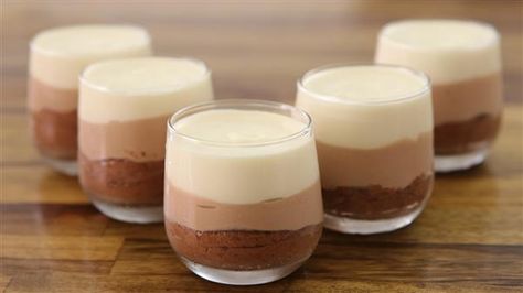 These triple chocolate mousse recipe is the dream of every chocolate lover. This mousse is eggless and requires only 3 types of chocolate and cream, that’s it! No eggs and no difficult techniques. 3 layers of smooth and creamy mousse; dark chocolate, milk chocolate and white chocolate. This triple chocolate mousse in a glass is a perfect dessert for parties, birthdays, Valentine's day, holidays and any other occasion. Easy Mousse, The Cooking Foodie, Mousse Recipes Easy, Triple Chocolate Mousse, Choc Mousse, Chocolate Mousse Cups, Mousse Dolce, Puding Roti, Keju Cheddar