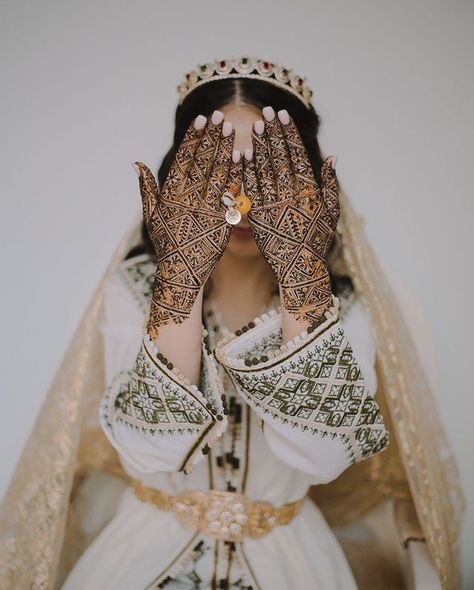 Eid Mubarak Dp, Traditional Moroccan Wedding, Moroccan Wedding Dress, Kaftan Wedding, Moroccan Henna, Hijabi Brides, Moroccan Bride, Henna Wedding, Bride Pictures