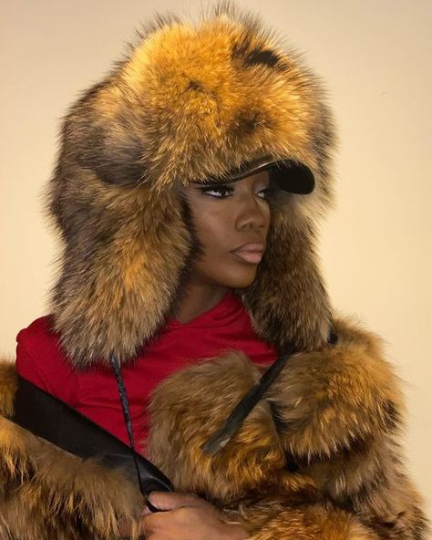 Trapper Hat Outfit, Baddie Streetwear, Fur Goods, Russian Hat, Brown Hat, 90s Hip Hop Fashion, Cape Style, New Years Outfit, Brown Hats