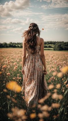 Ethereal Photography, Arranging Flowers, Wildflower Field, Spring Photoshoot, Romantic Woman, Virtuous Woman, Outdoor Portraits, Outdoor Photoshoot, Model Aesthetic