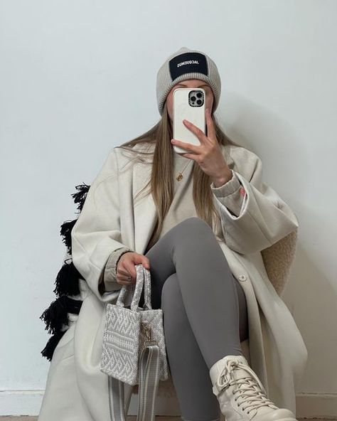 Cream Athleisure Outfit, Cream Beanie Outfit, Jacquemus Beanie, Hm Coat, Cream Outfit, Beanie Outfit, Cosy Outfit, Minimal Look, Minimal Outfit