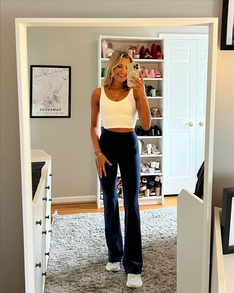 Flare Leggings Outfit Summer, Flared Leggings Outfit Summer, Crop Leggings Outfit, Mum Fits, Flare Leggings Outfit, Workout Leggings Outfit, Leggings Outfit Summer, Cozy Outfits, Sporty Looks