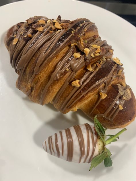 Circle Croissant, Fancy Croissants, Dipped Croissant, Chocolate Croissant Aesthetic, Croissant With Chocolate, Chocolate Croissant Recipe, Croissant Aesthetic, Croissant Chocolate, Best Freeze Dried Food