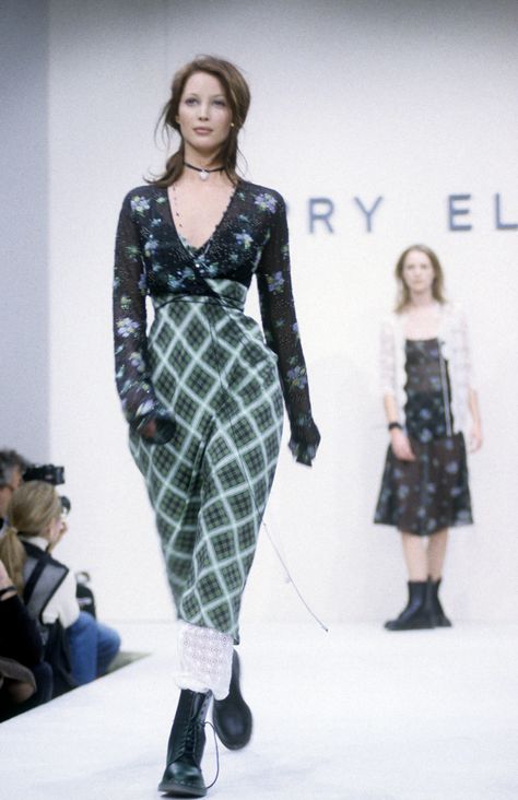 Photo 1 from Perry Ellis Grunge Collection 1990s Fashion Trends, 1990 Style, Istoria Modei, Moda Grunge, Fashion Guys, Diy Outfits, Style Année 90, Mix & Match, Estilo Grunge