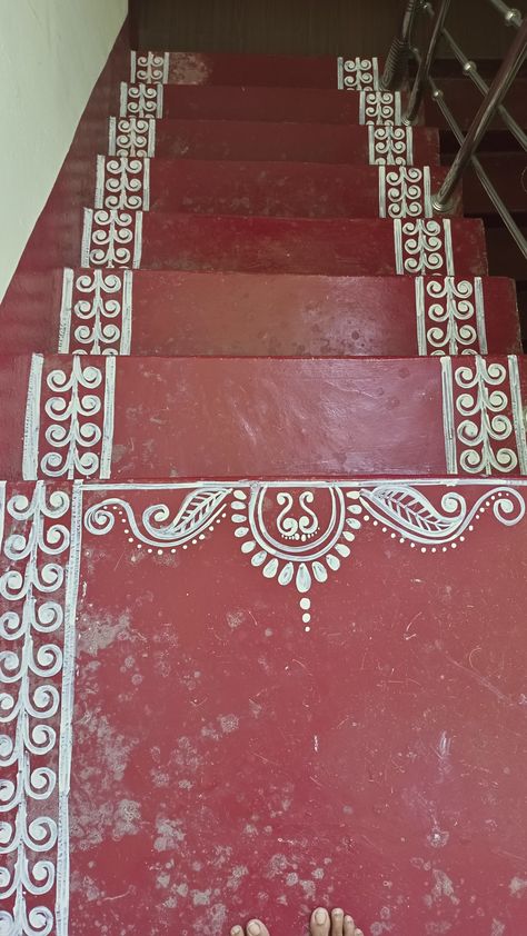 Mandna Art On Floor, Mandana Rajasthani Art On Floor, Rangoli Designs For Stairs, Mandna Designs Rajasthani, Alpana Designs Bengali Border, Paint Rangoli Designs On Floor, Rajasthani Rangoli, Jhoti Chita Design, Painting Rangoli Design